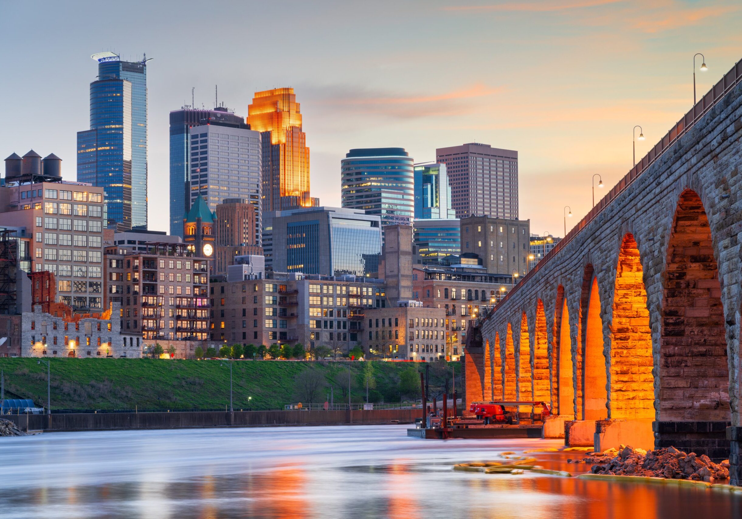 Minneapolis,,Minnesota,,Usa,Skyline,With,The,Stone,Arch,Bridge,On